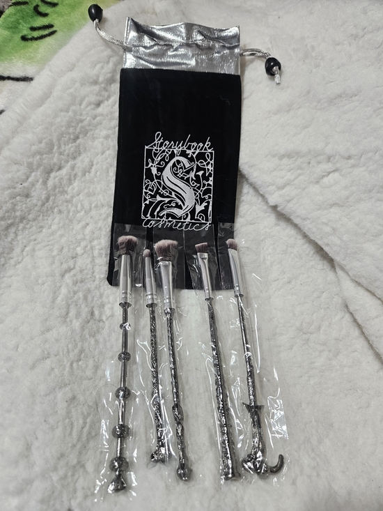 Storybook Cosmetics Other - Storybook Cosmetics Original Storybook Wands 5 Piece Brush Set w/ Velvet Pouch